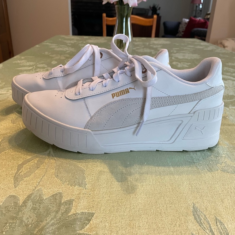 PUMA Women's White and Gold Sneakers 
WORN ONE TIME